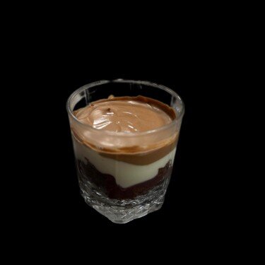 Шоколадный трайфл с вишневый конфи