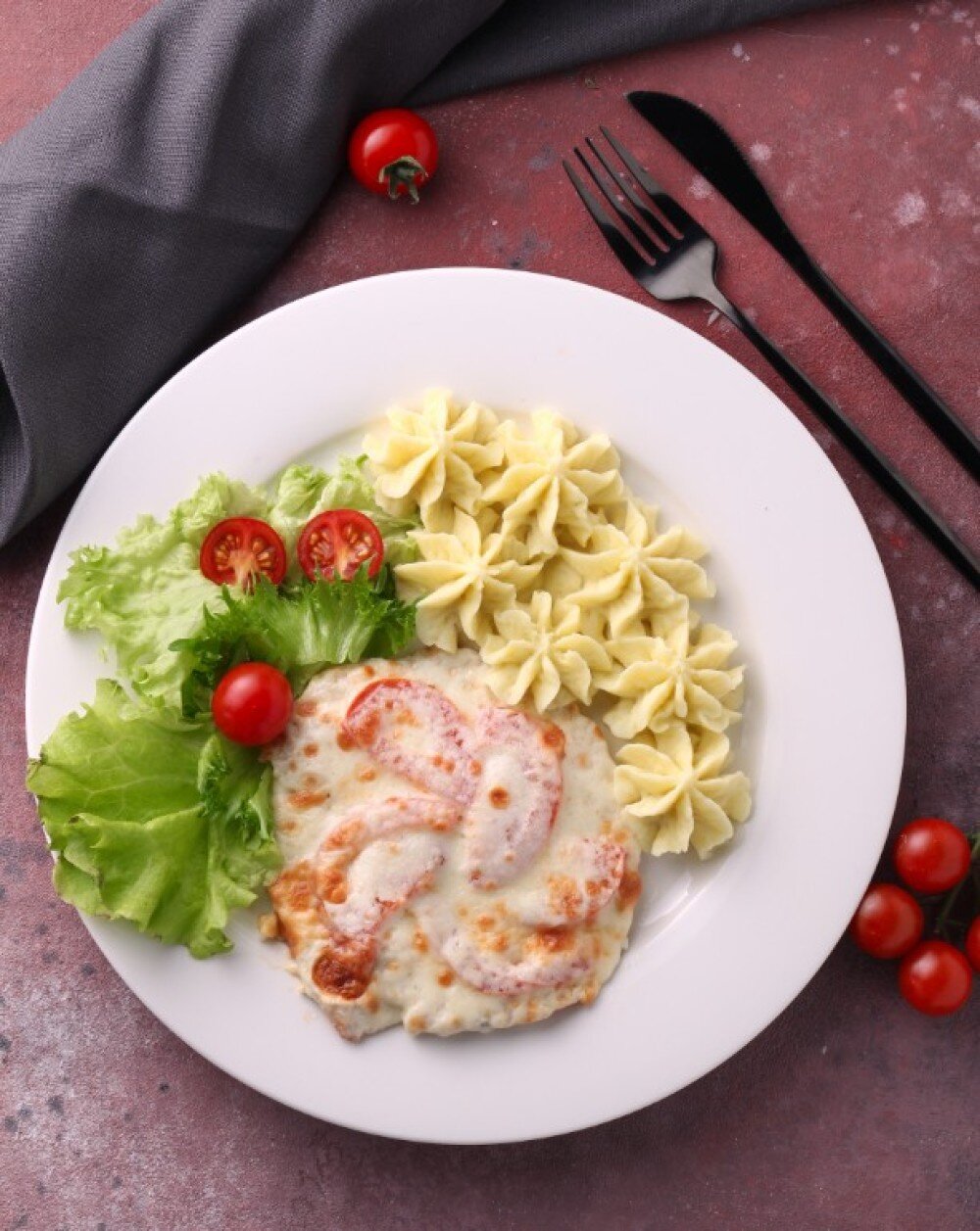 Куриная отбивная с помидором и сыром