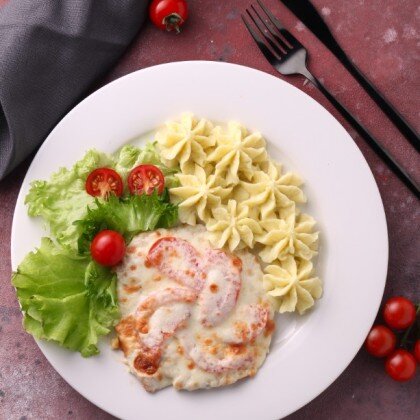 Куриная отбивная с помидором и сыром