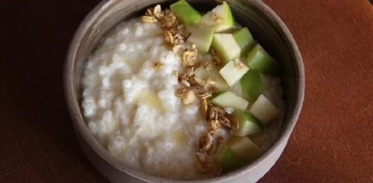Молочная рисовая каша с фруктами