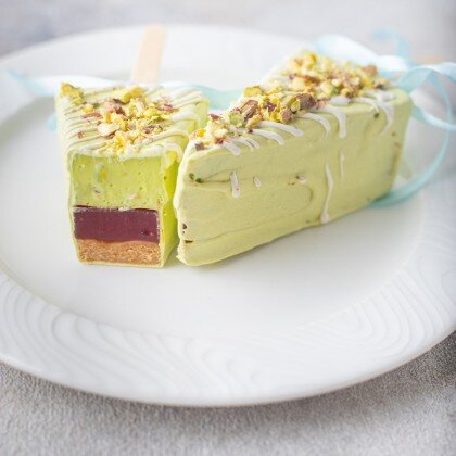 Чизкейк на палочке фисташка-малина