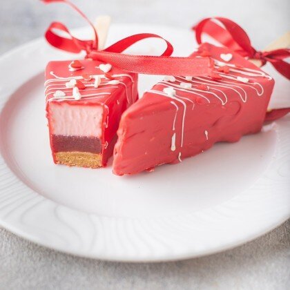 Чизкейк на палочке клубника