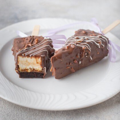 Чизкейк на палочке сникерс