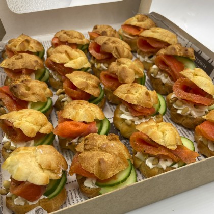 Профитроли с лососем. Бокс 20 шт