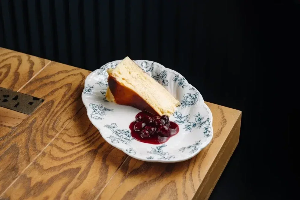 Баскский чизкейк с вишней