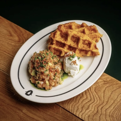 Тартар из лосося с морковной вафлей