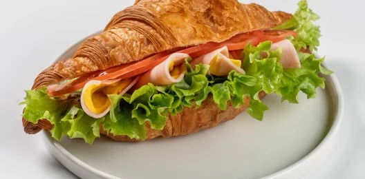 Круассан с ветчиной и сыром