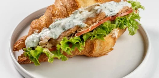 Круассан Цезарь  с курицей
