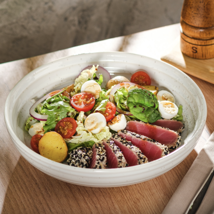 Салат с тунцом, картофелем беби и яйцом