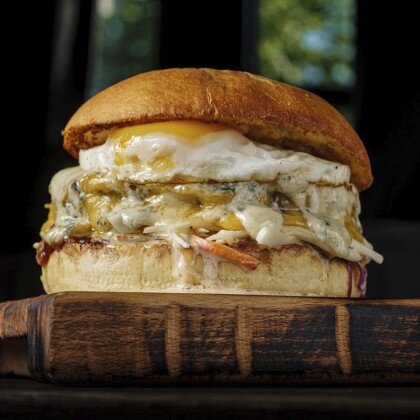 Бургер Техас с горгонзолой и жареным яйцом