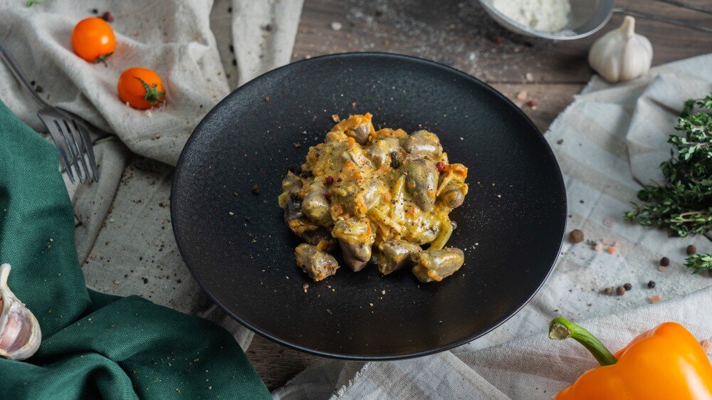 Сердечки куриные в сливочном соусе