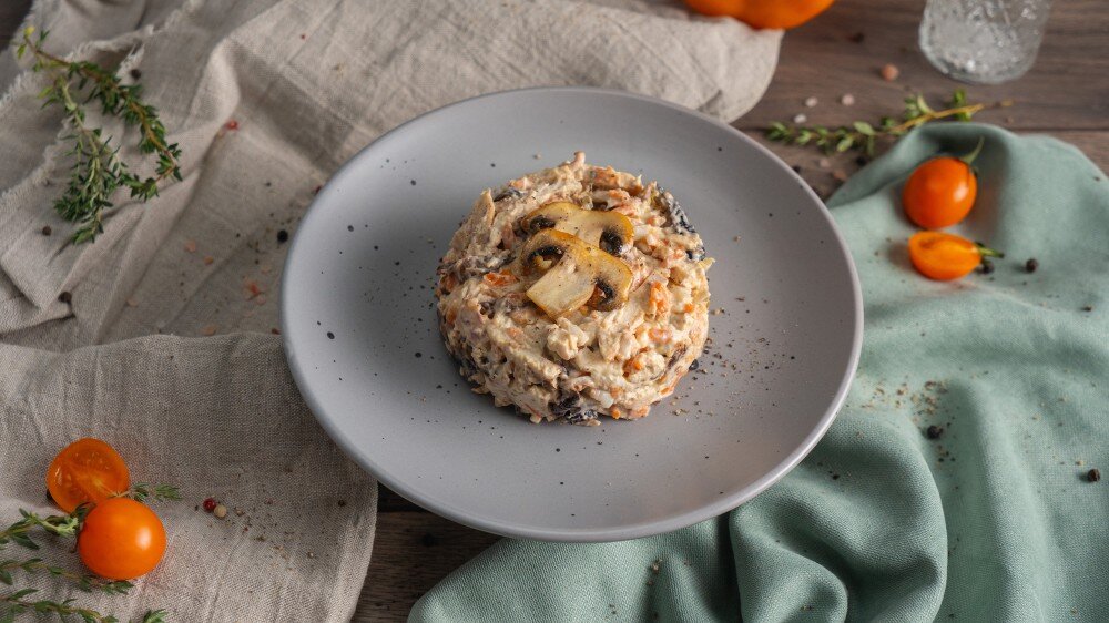 Салат с курицей и грибами