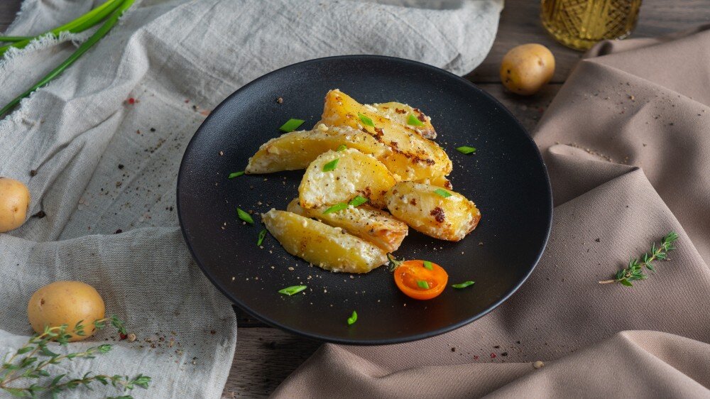 Картофель запеченный с майонезом и чесноком