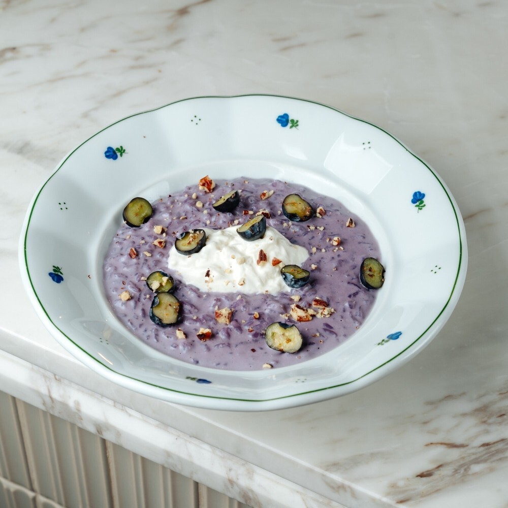 Черничная рисовая каша со страчателлой