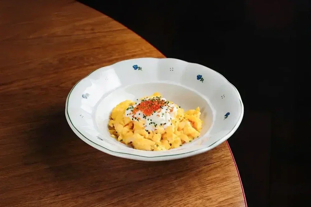 Скрембл со страчателлой и красной икрой