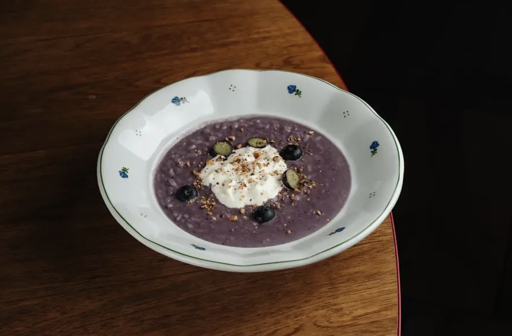 Черничная рисовая каша со страчателлой