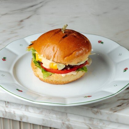 Бургер с говяжьей котлетой