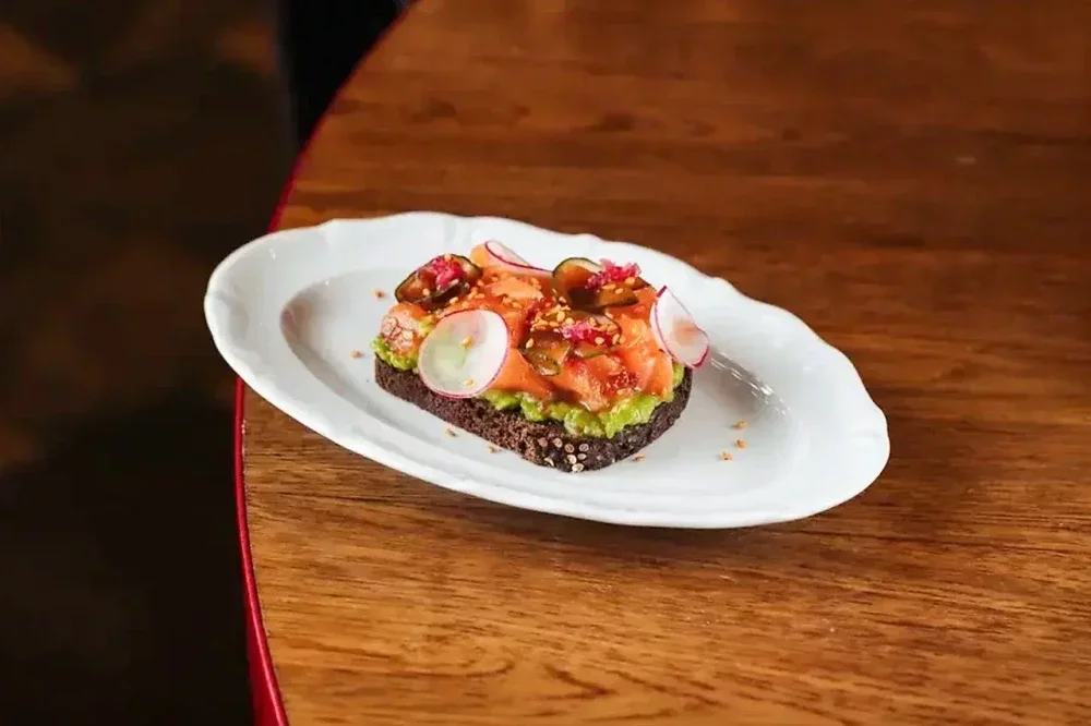 Тост с лососем и мятым авокадо