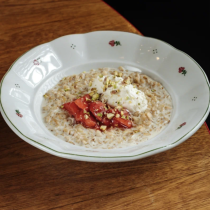 Цельнозерновая каша с клубничным компоте