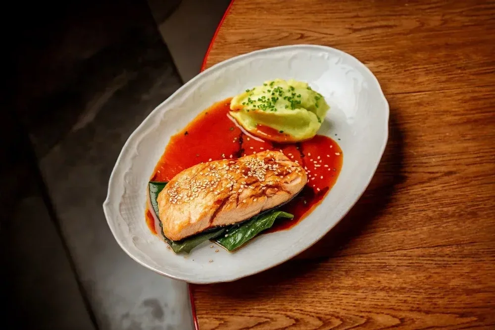 Лосось с томатной эмульсией и картофельным пюре с васаби