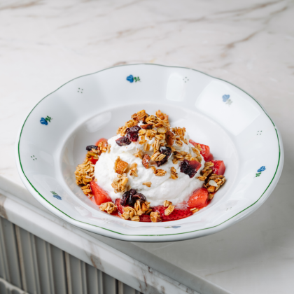 Взбитый творог с гранолой и клубничным компоте