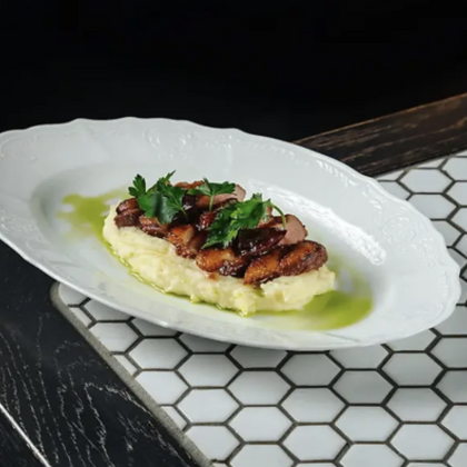 Утиная грудка с пюре и сливой хойсин