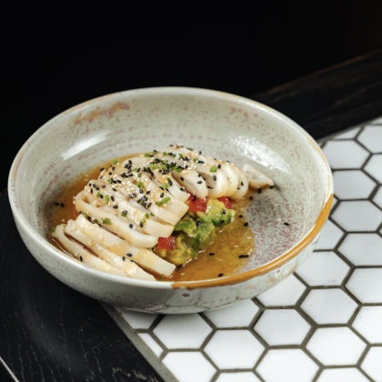 Кальмар с томатной сальсой и мятым авокадо