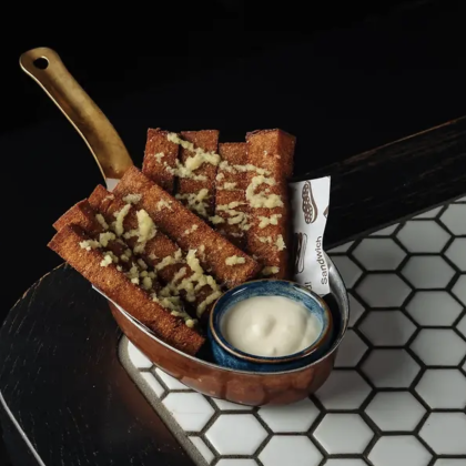 Гренки с сырным соусом