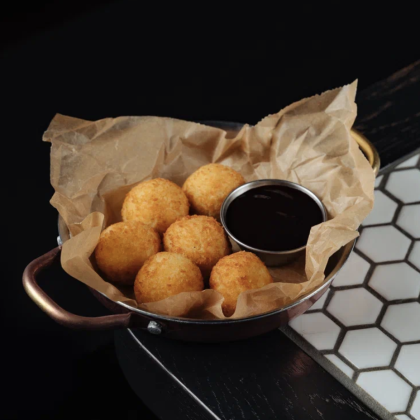 Сырные крокеты с брусничным соусом