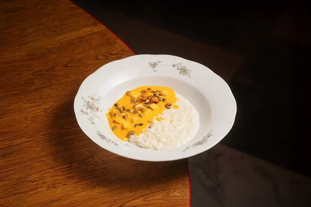 Рисовая каша на кокосовом молоке с пюре из манго