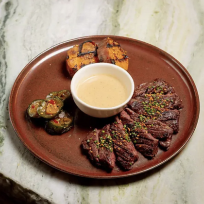 Скерт стейк, батат, перечный соус, битые огурцы