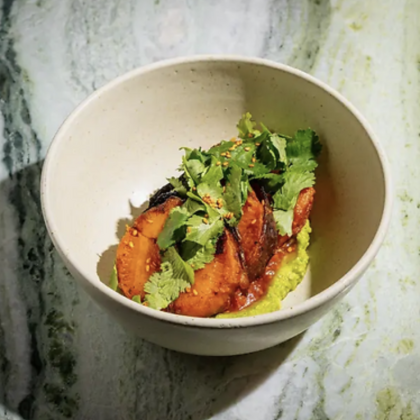 Батат, авокадо, томатная сальса