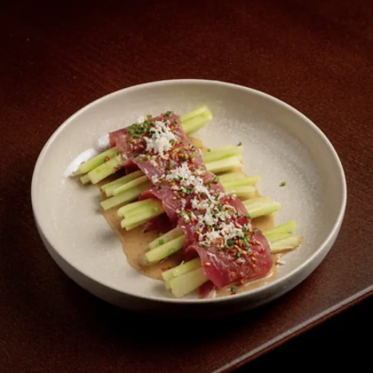 Тунец Еллоуфин, кунжутный дрессинг,огурцы