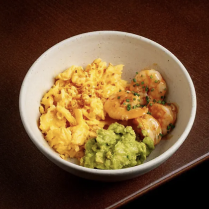 Скрембл с креветками, авокадо