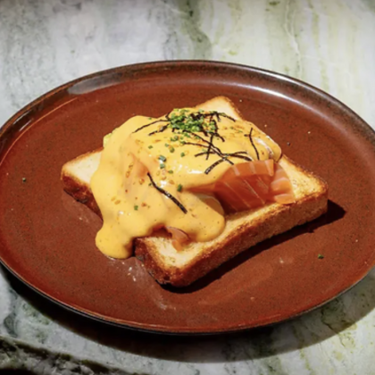 Бенедикт с лососем, кимчи голландез, нори