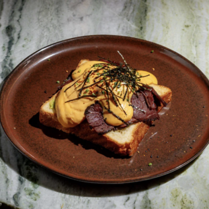 Бенедикт с пастрами, кимчи голландез, нори