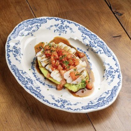 Кальмар на гриле с кремом из авокадо