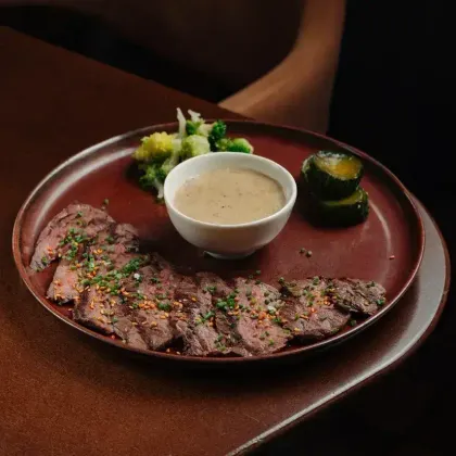 Скерт стейк, батат, перечный соус, битые огурцы