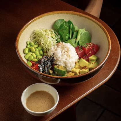 Поке с тунцом и кунжутной заправкой