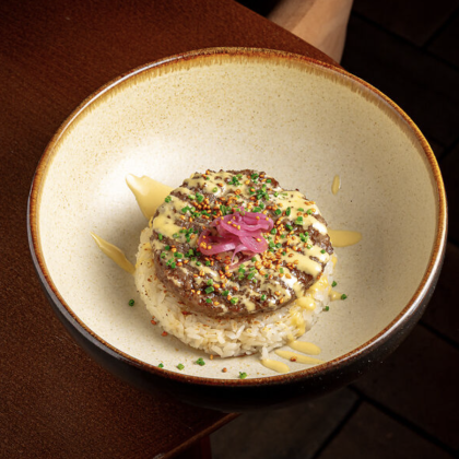 Котлета из говядины, рисовый кейк, cладкая горчица