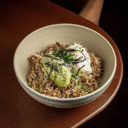 Гречка, авокадо, яйцо пашот