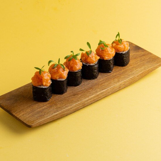 Ролл с тартаром из лосося