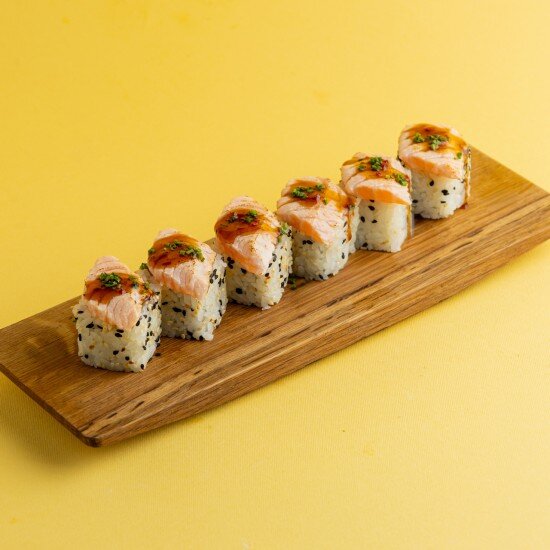 Ролл с опаленным лососем в чили-сладком соусе