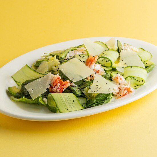 Большой зеленый салат с камчатским крабом