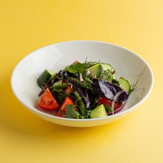 Салат овощной с травами