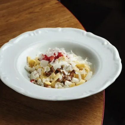 Тальятелли с лисичками, томатами и сыром  пекорино