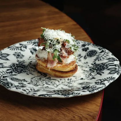 Оладьи с беконом, кленовым сиропом и страчателлой