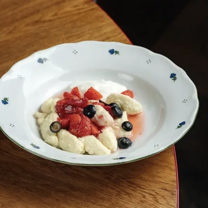 Ньюди с клубничным компоте и сметаной