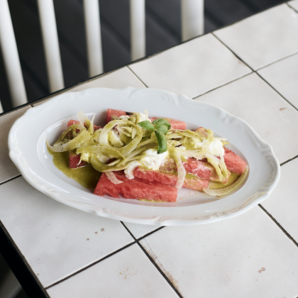 Арбуз со страчателлой, фенхелем и заправкой кинза лайм