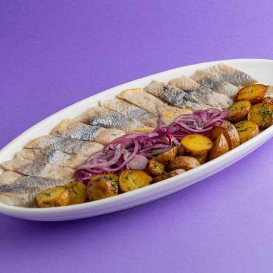 Сельдь с мини-картофелем и маринованным красным луком